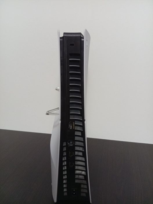 Vând Ps5 Nou perfect funcțional cu manetă originala cu toate cablurile cu 2 jocuri și cu tastatura și mouse led