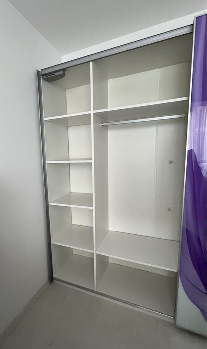 Dressing cu uși glisante în stare foarte bună