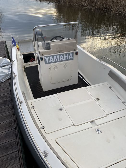 Vând barcă înmatriculată