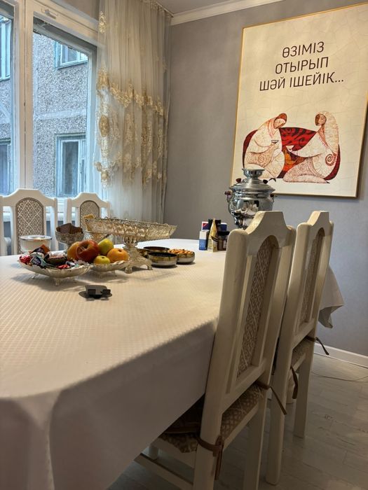Стол и стулья в отличном виде