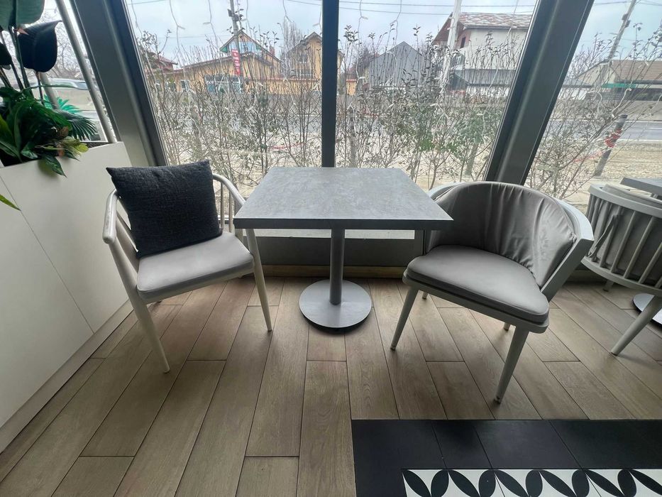 Mobilier restaurant complet – scaune lemn masiv + mese – 50% din prețul de nou