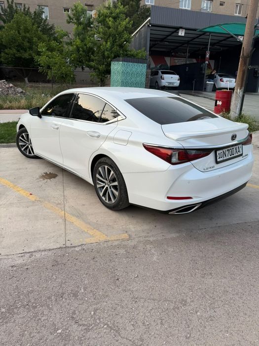 Автомобиль Lexus ES350