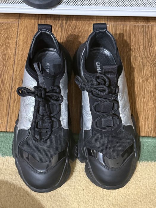 Продам кроссовки кожаные