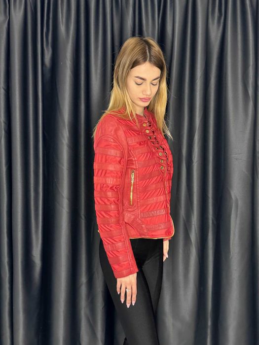 Geacă de piele roșie extra fina, accesorii aurii, mărimea S