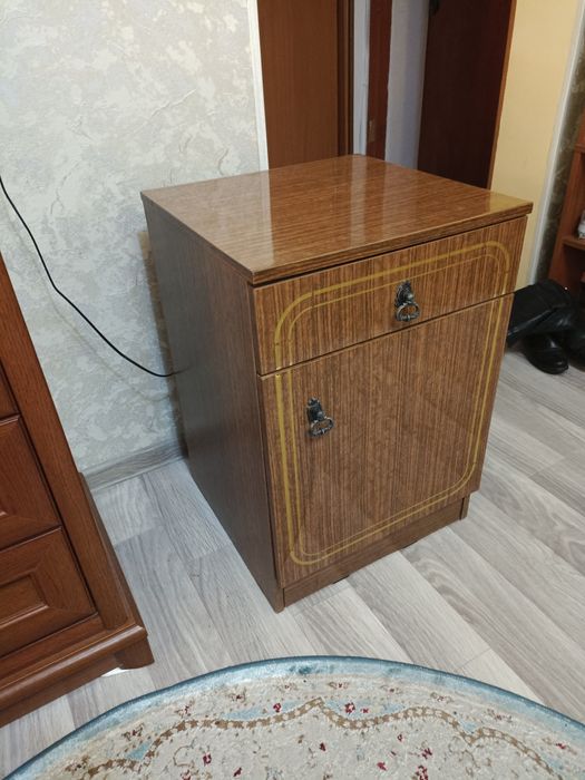 Тумбочка полированная