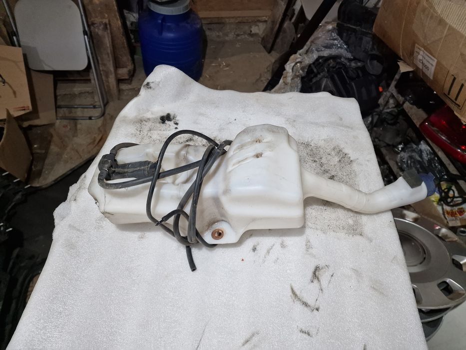 Rezervor lichid parbriz cu pompă