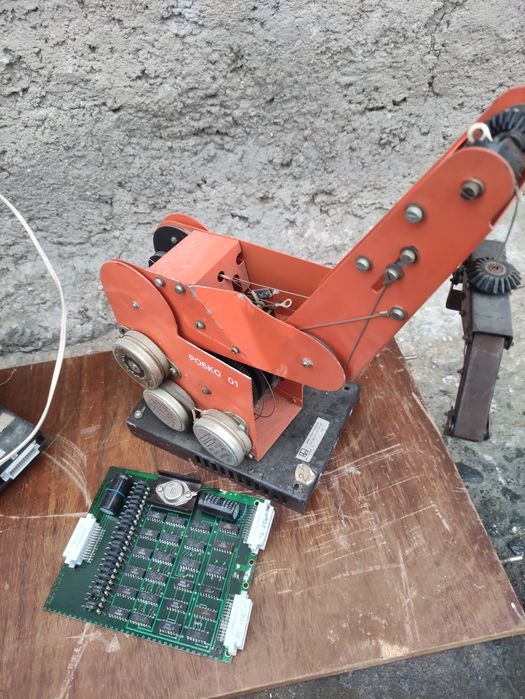 Ретро учебен робот РОБКО 01 – за реставрация
​Описание:
Продавам три б