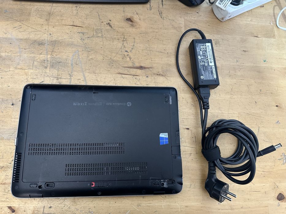 Hp 820 de culoare negru