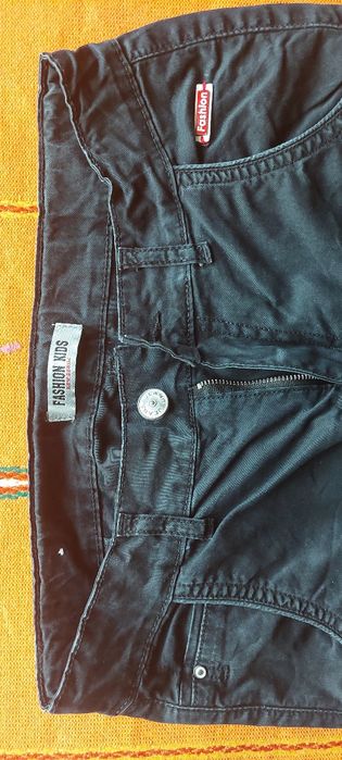 Мъжка бяла риза и два черни панталони