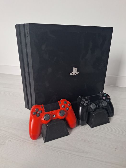 Playstation 4 Pro , 2 manete , state incarcare manete + joc gratis