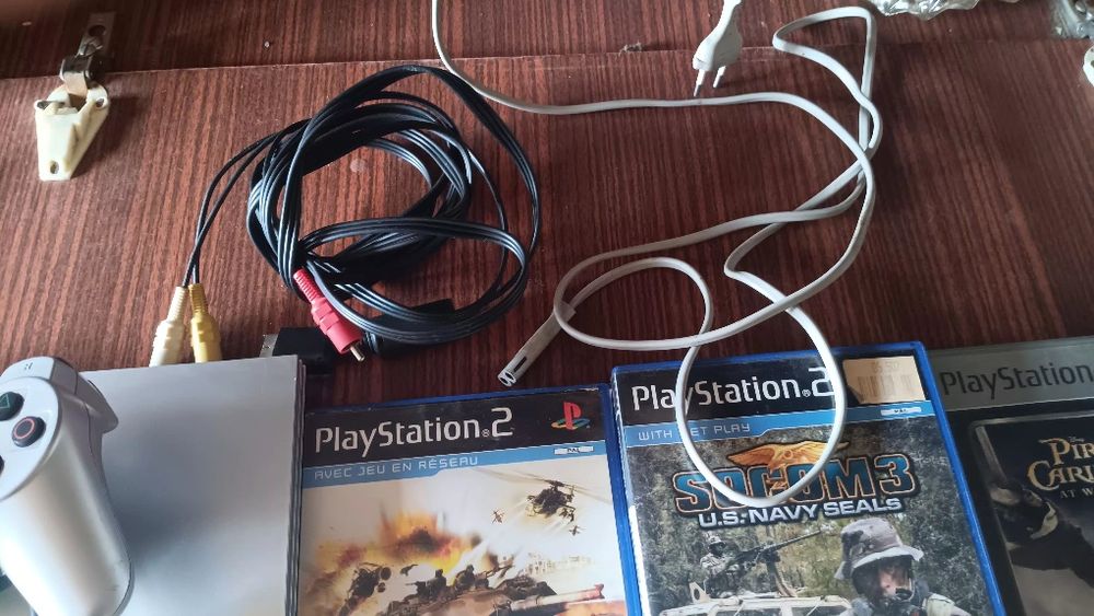 Продавам пълен комплект PlayStation 2  в рядък сребърен цвят Satin Silver  модел SCPH-90004 последната и най надеждна версия с вградено захранване