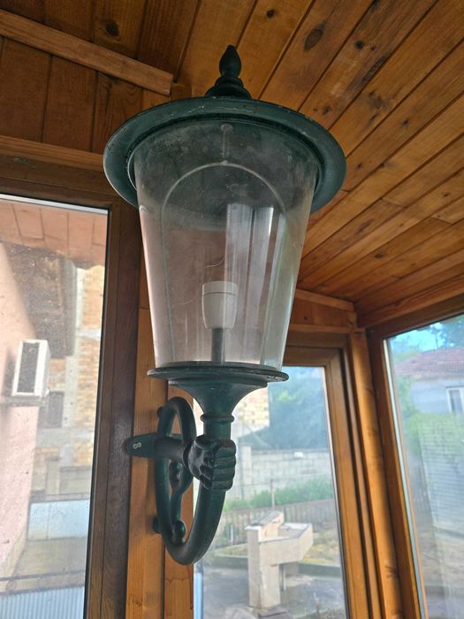 Продавам стара стенна лампа.