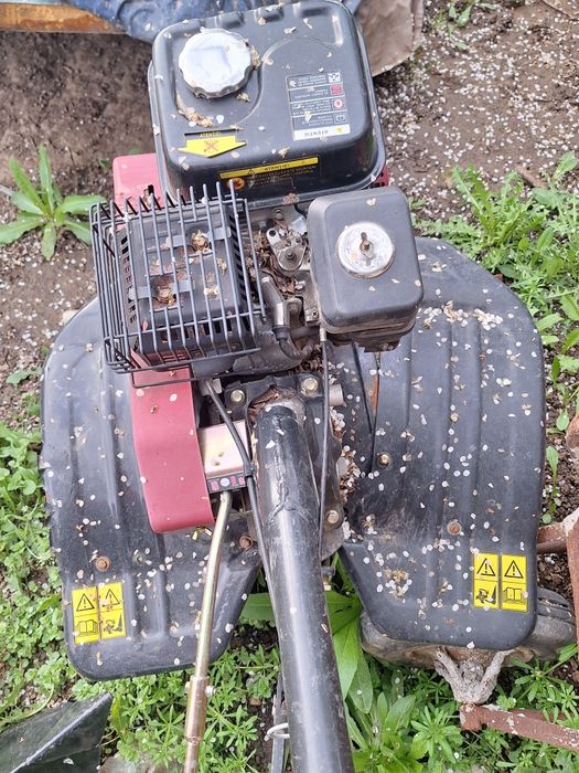 Vând betoniera 140l pret 1200, și un motocultor de 7 1400