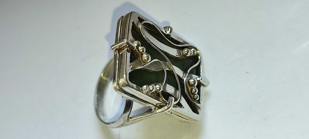 Эксклюзивное серебряное кольцо с камнем НЕФРИТ, разм.19