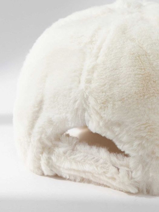 Пухена шапка с козирка - зимна- в бяло , черно