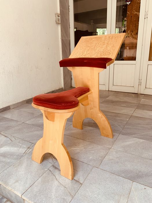 Ергономичен дървен стол / kneeling chair с регулируема поставка