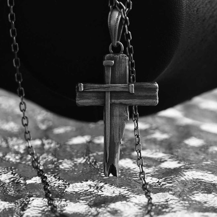 Сребърен медальон 925 – масивен мъжки кръст, символ на вяра.