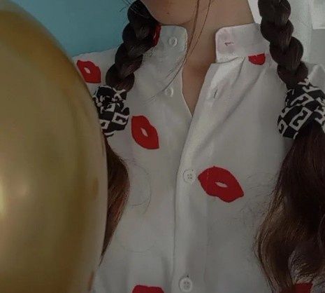 Платье с поцелуями