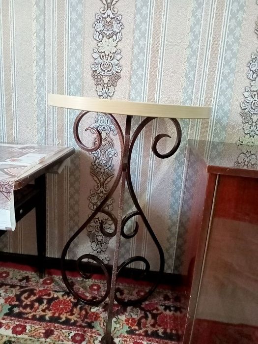 Продается столик ручной работы кованые изделия и цветок