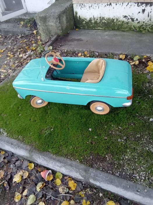 Продавам метална детска ретро кола с педали МОСКВИЧ количка