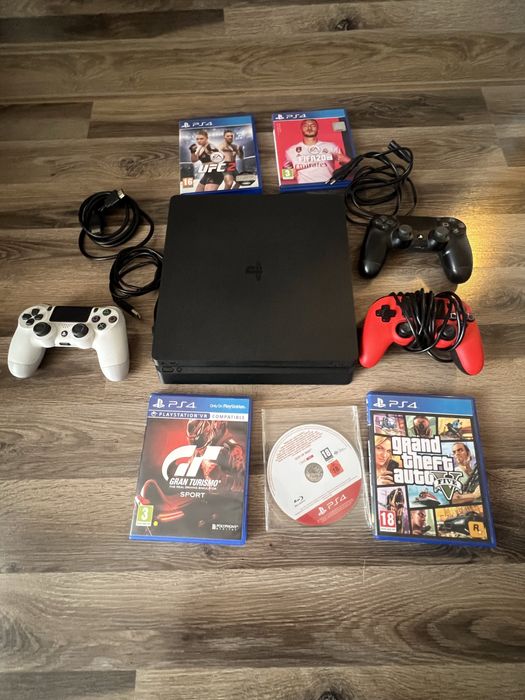 Продавам PS4 Slim 500GB + 5 игри + 3 джойстика