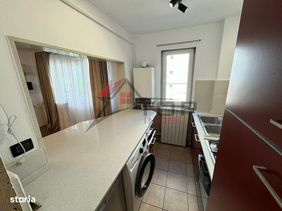 Etaj 2 - Mircea cel Batran, 4 camere cu geam la baie, liber