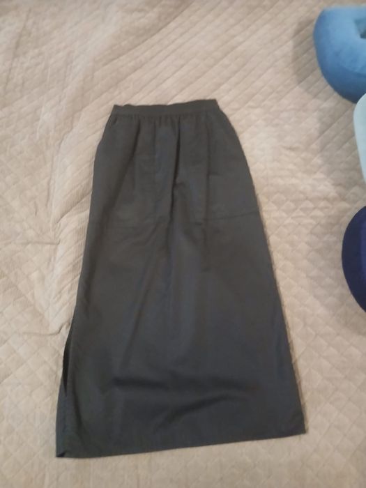 Fusta lunga cu buzunare in fata