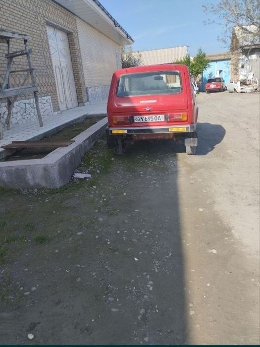 Lada niva 2121 sotiladi holati yaxshi qolgan malumotlar telda