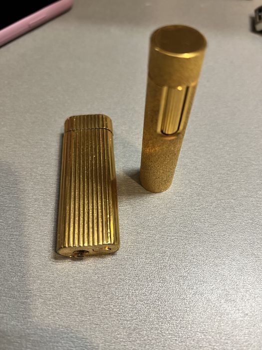 Două brichete defecte