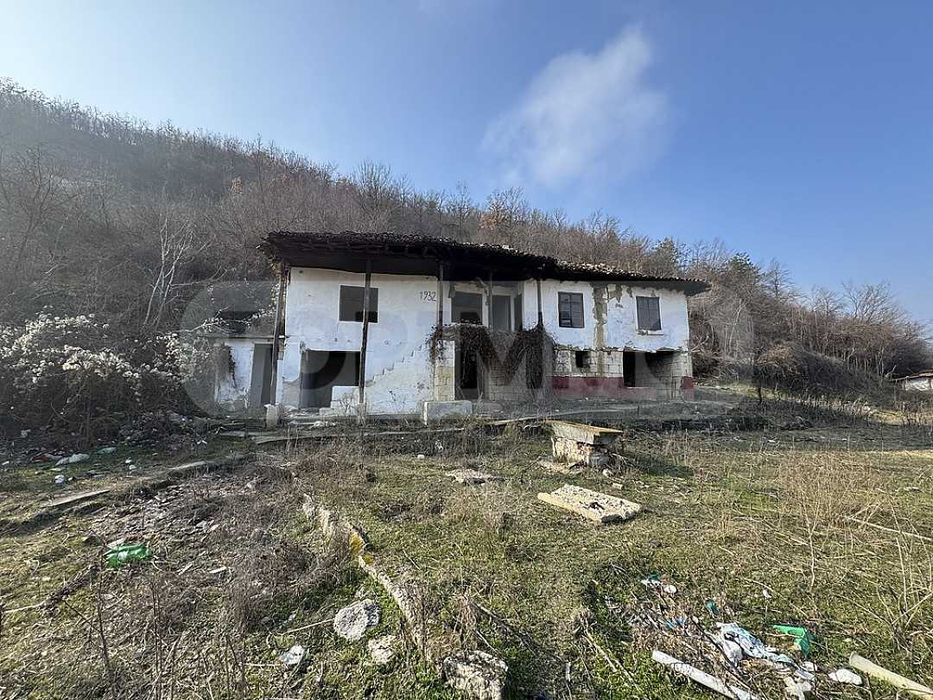 Къща в живописното село Сваленик