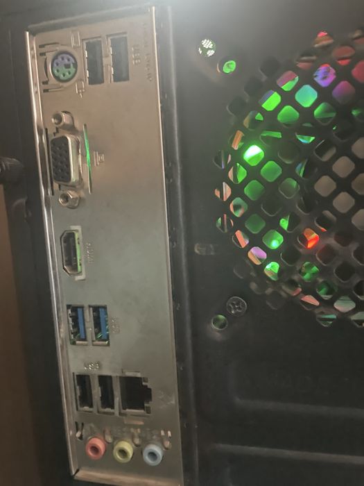 Продавам настолен компютър