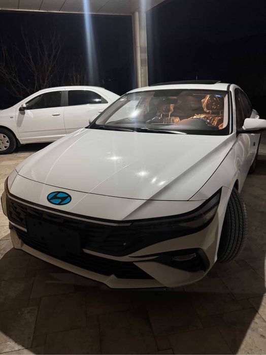 Hyundai elantra sotiladi