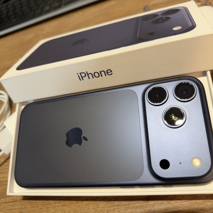 iPhone 17 Pro Max 256GB Deep Blue + оригинални калъфи и аксесоари