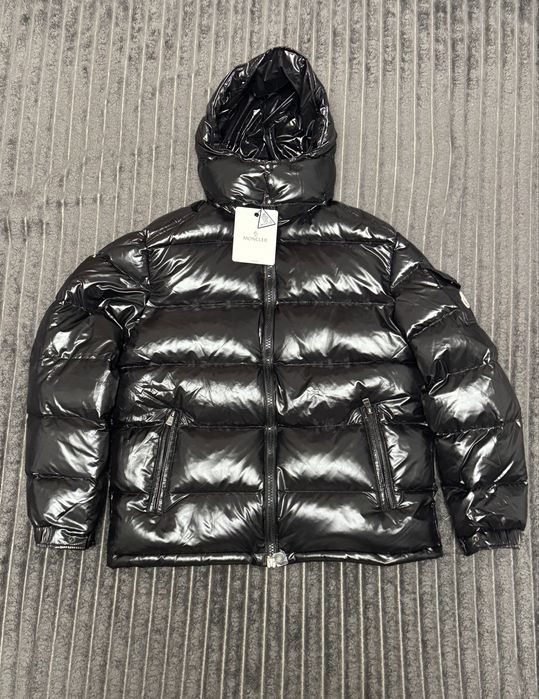 Пуховик Moncler.