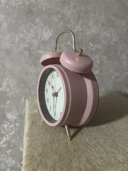 Часы-будильник, средней громкости