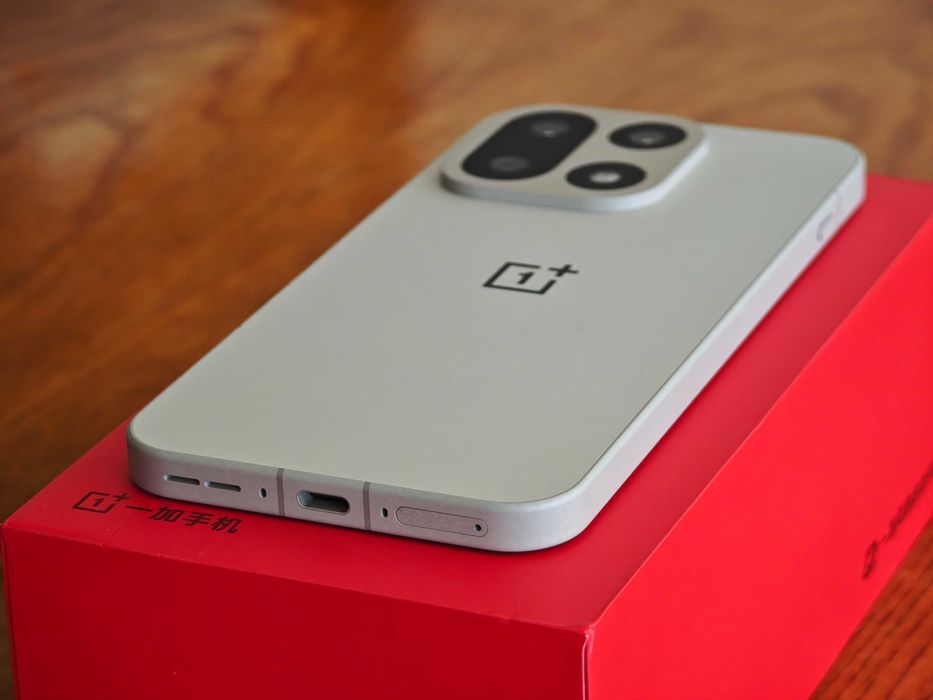 Нов OnePlus 15 16/256 - 6.78" 165Hz; 7300mAh 120w; 3x50mpx;IP68