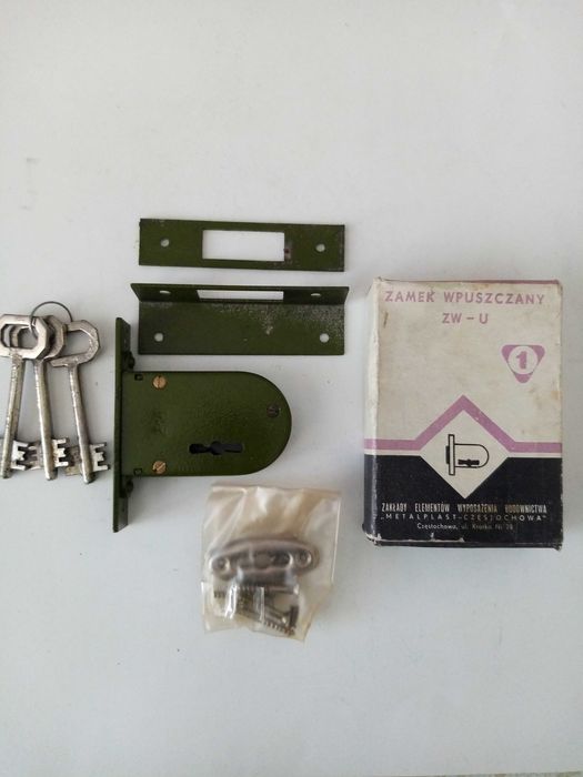 Стар полски катинар, здраво затварящ, брава с обикновен ключ и дръжки