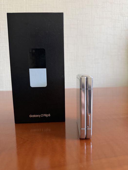 Z flip 5  8/256 GB. Mint