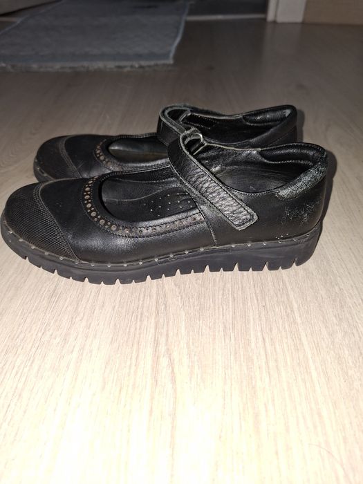 Продам обувь детскую