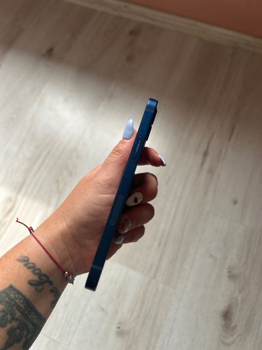 Продавам iPhone 12