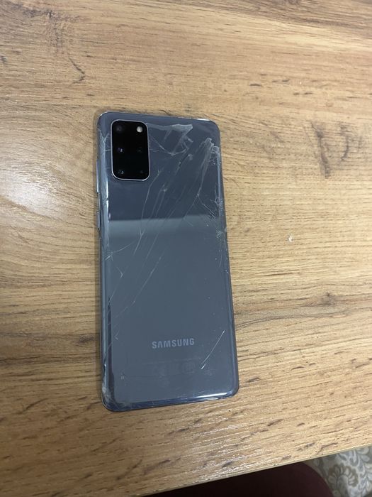 Samsung S20 плюс