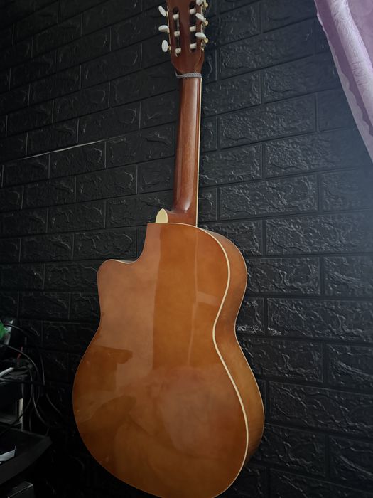 Играющи гитара.