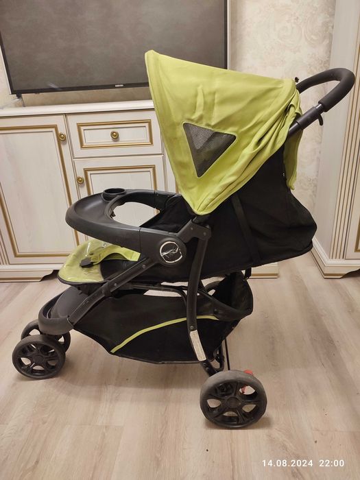 Коляска детская, очень широкая