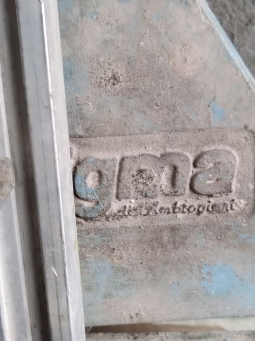 Două mașini de tăiat gresie și faianță și un aspirator