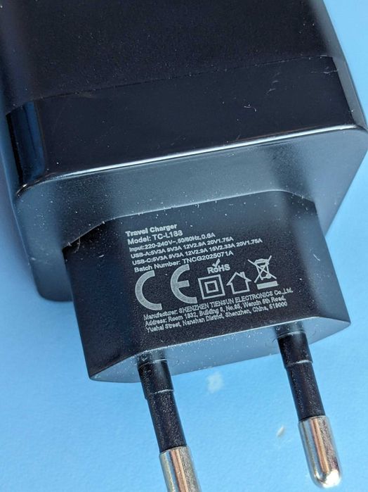 Зарядно с вграден/прибиращ се кабел