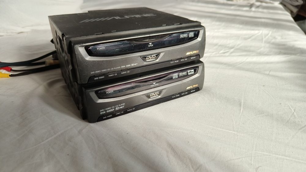Casetofoane auto Alpine DVA-520SP si DVA 5200