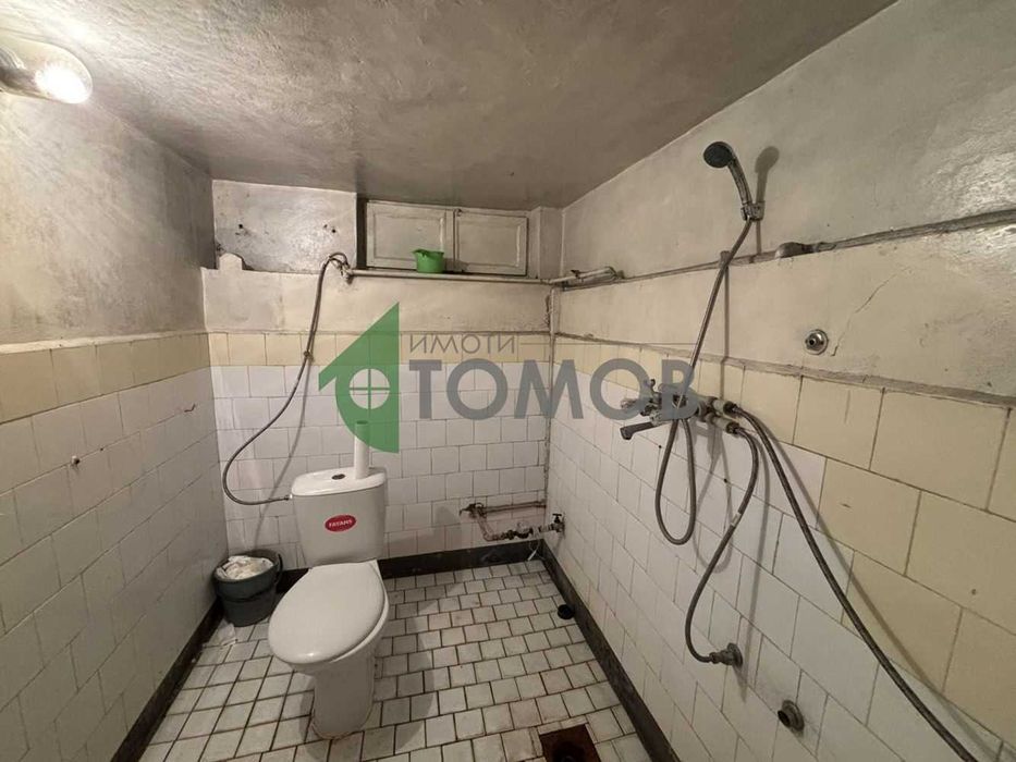 Монолитна къща с двор и гараж в град Чирпан