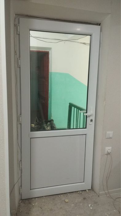 Дверь входной и пластиковый