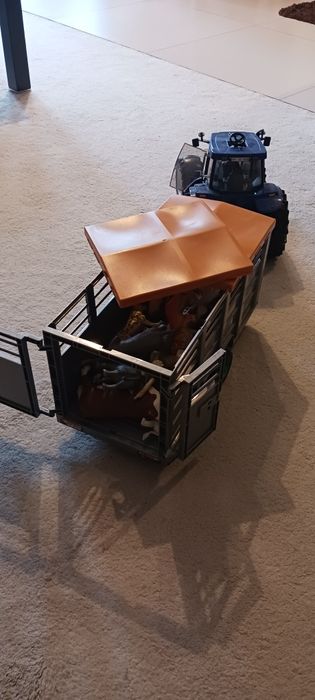 Трактор с ремарке Брудер Bruder