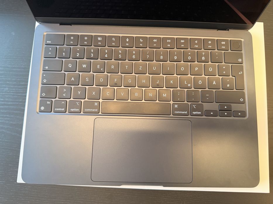 Laptop macbook air 2022 13.6 inch mit m2 256 gb ssd 8gb ram aproape nou impecabil